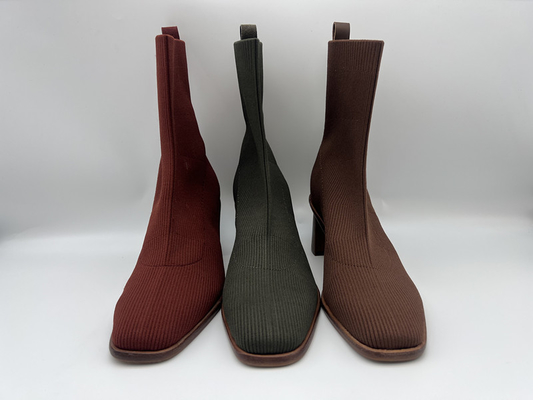 le doux noir tricotent avec les bottines de la robe des femmes en cuir de vache molle, vrai talon en bois avec le jet