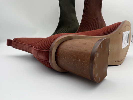 le doux noir tricotent avec les bottines de la robe des femmes en cuir de vache molle, vrai talon en bois avec le jet