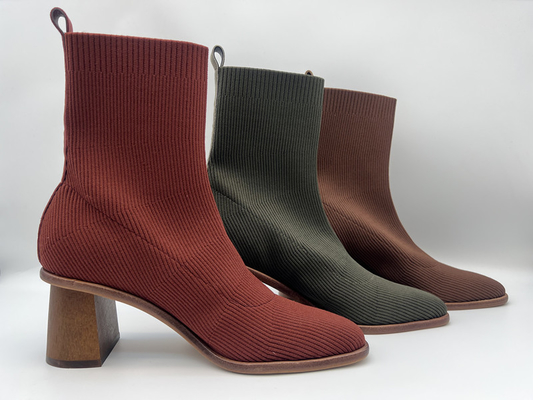 le doux noir tricotent avec les bottines de la robe des femmes en cuir de vache molle, vrai talon en bois avec le jet
