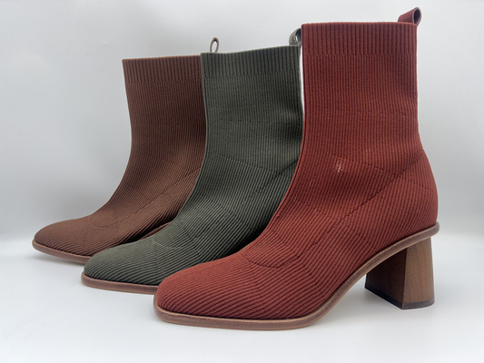 le doux noir tricotent avec les bottines de la robe des femmes en cuir de vache molle, vrai talon en bois avec le jet