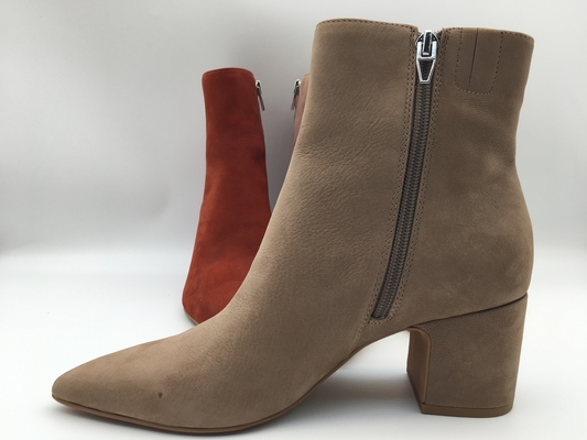 bottines aiguës de robe de l'orteil des femmes, cuir mou de nappa de suède de vache avec la tirette de YKK, talons en bois solides avec l'outsole en caoutchouc