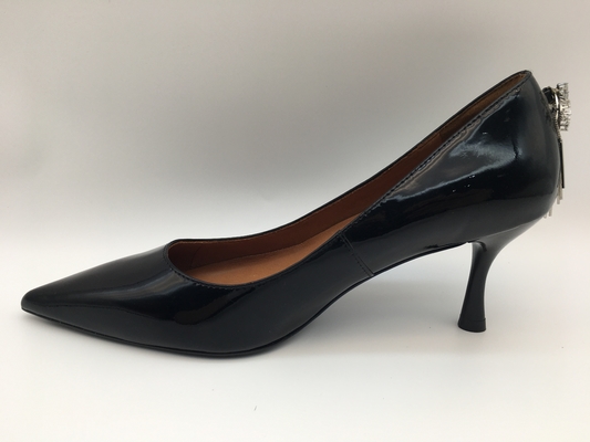 Les chaussures élégantes des femmes noires de cuir verni, ont dirigé Toe Stiletto Heels