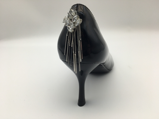 Les chaussures élégantes des femmes noires de cuir verni, ont dirigé Toe Stiletto Heels
