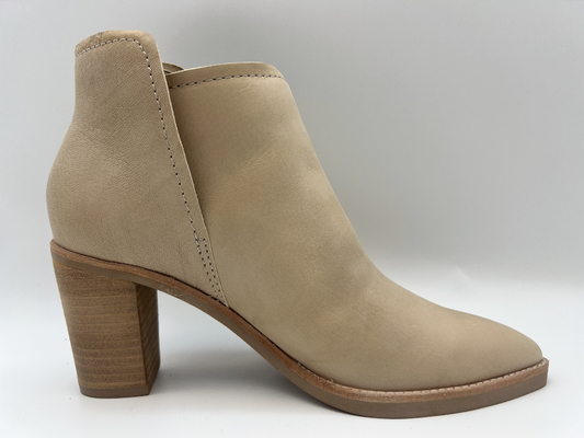 Glissement des femmes sur des bottes habillées de talon haut en cuir véritable, bottines roses de mode