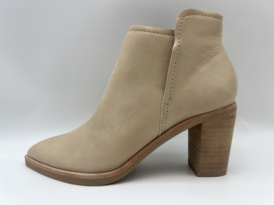 Glissement des femmes sur des bottes habillées de talon haut en cuir véritable, bottines roses de mode