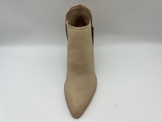 Glissement des femmes sur des bottes habillées de talon haut en cuir véritable, bottines roses de mode