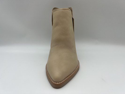 Glissement des femmes sur des bottes habillées de talon haut en cuir véritable, bottines roses de mode