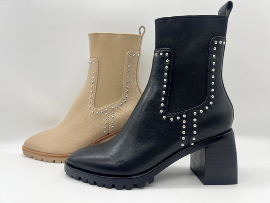 Bottines bronzages de la robe des femmes en cuir de vache molle avec des goujons d'axe en métal, talon carré d'ABS, outsole de TPR avec le latex pusable