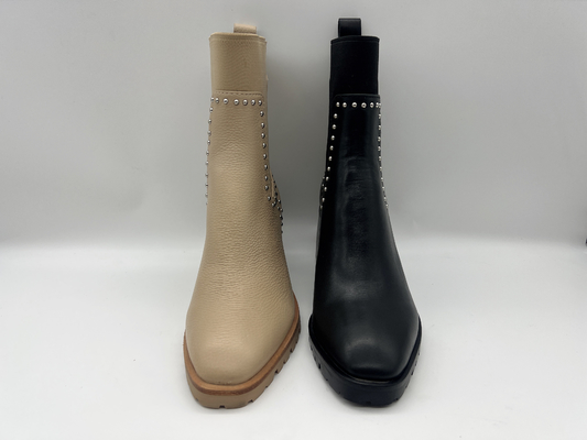 Bottines bronzages de la robe des femmes en cuir de vache molle avec des goujons d'axe en métal, talon carré d'ABS, outsole de TPR avec le latex pusable