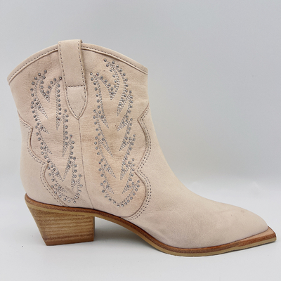 La robe en cuir des femmes d'os rejette les bottines occasionnelles de dames confortables avec la broderie de goujons