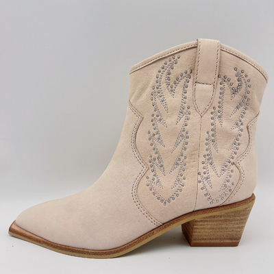 La robe en cuir des femmes d'os rejette les bottines occasionnelles de dames confortables avec la broderie de goujons