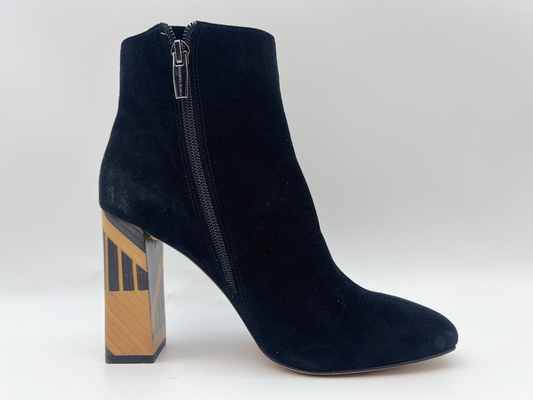 Bottines noires du talon haut des femmes en cuir avec la tirette en nylon