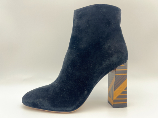 Bottines noires du talon haut des femmes en cuir avec la tirette en nylon