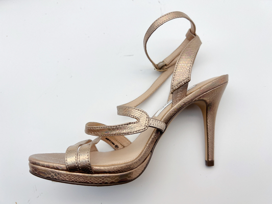 Les dames élastiques d'enveloppe garnissent en cuir doucement l'argent foncé de sandales avec le stylet de 5cm