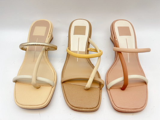 Un or de pantoufles d'été de dames de courroie/pantoufles confortables molles de beige