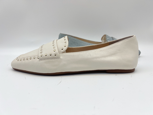 L'appartement en cuir véritable de dames molles de vache chausse le beige avec la conception de goujons