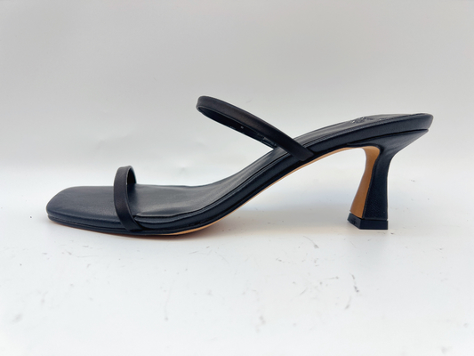Un talon noir Toe Shoes ouvert de pantoufles légères d'été de courroie bas