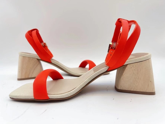 Les dames oranges garnissent en cuir doucement le stimulant ouvert de Toe With Soft Nappa Leather de courroie simple de sandales