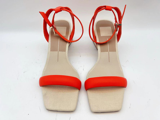 Les dames oranges garnissent en cuir doucement le stimulant ouvert de Toe With Soft Nappa Leather de courroie simple de sandales
