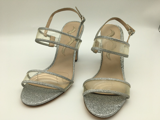 Les dames faites sur commande garnissent en cuir doucement des sandales la courroie simple qu'argentée a gîté des sandales