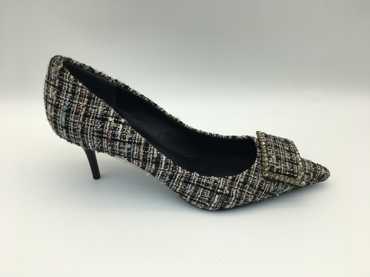 Les pompes supérieures à carreaux de dames chausse, les chaussures élégantes du talon haut des femmes avec la boucle carrée en métal