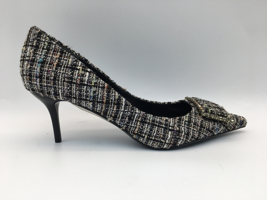 Les pompes supérieures à carreaux de dames chausse, les chaussures élégantes du talon haut des femmes avec la boucle carrée en métal