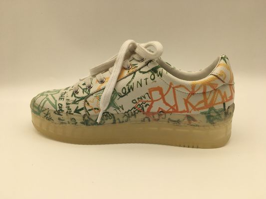 Les femmes beiges lacent des chaussures de confort de loisirs des chaussures de sport 5mm