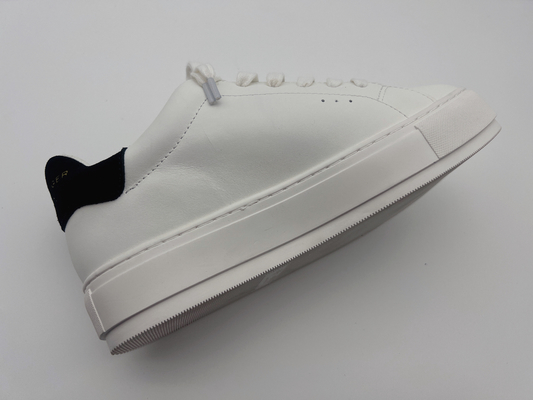 Les chaussures de hausse en cuir des femmes molles de vache, chaussures blanches classiques avec la fleur en pierre décorative