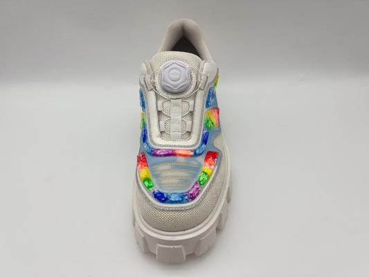 Les chaussures blanches à la mode de loisirs glissent non les chaussures de sport de la plate-forme des femmes avec le stockage de dentelle