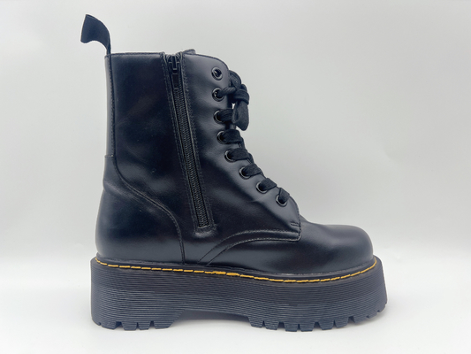 Le haut cuir de cheville de vache chausse les chaussures de travail imperméables noires des femmes