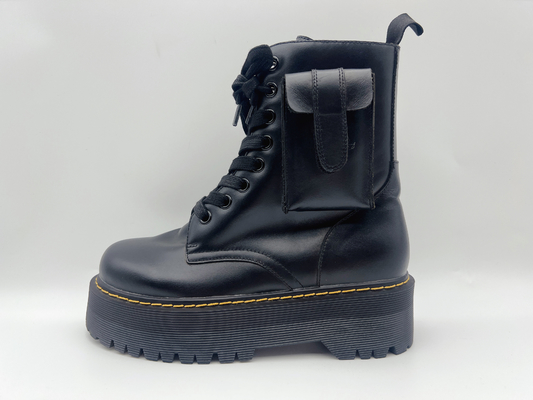 Le haut cuir de cheville de vache chausse les chaussures de travail imperméables noires des femmes