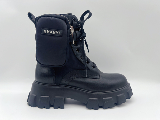La vache garnissent en cuir les hautes chaussures de hausse supérieures des femmes glissent non résistant à l'usure