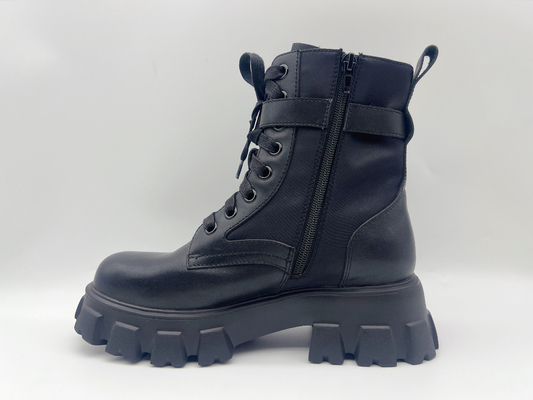 La vache garnissent en cuir les hautes chaussures de hausse supérieures des femmes glissent non résistant à l'usure