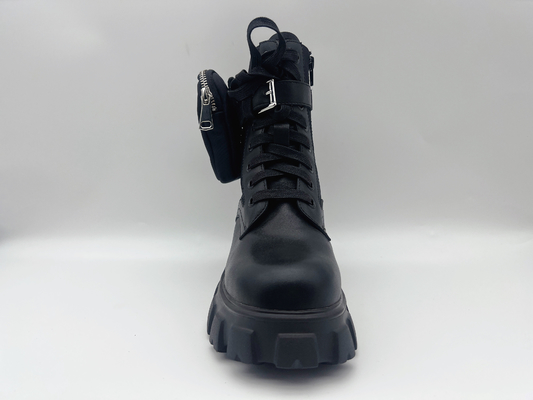 La vache garnissent en cuir les hautes chaussures de hausse supérieures des femmes glissent non résistant à l'usure