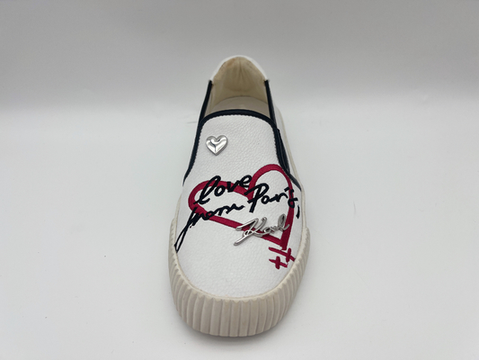 En cuir plat des femmes d'été chausse le glissement blanc sur les chaussures de sport paresseuses