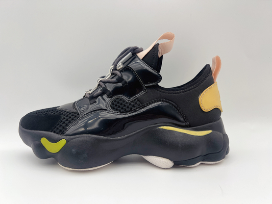 Les hautes chaussures de basket-ball supérieures de dames noires glissent l'ODM/OEM résistants