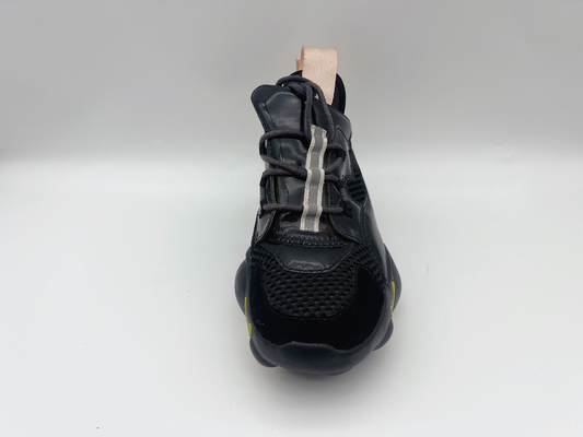 Les hautes chaussures de basket-ball supérieures de dames noires glissent l'ODM/OEM résistants