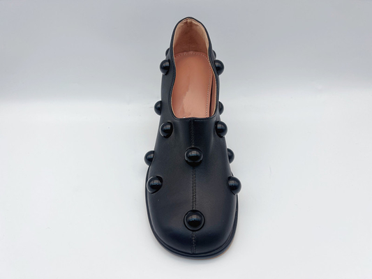 Les chaussures en cuir molles de pompes de femmes de Nappa noircissent de basses chaussures élégantes de talon avec la mosaïque de champignon