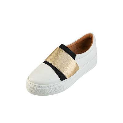 Les oisifs blancs garnissent en cuir augmenter des chaussures avec l'empeigne molle de cuir de vache