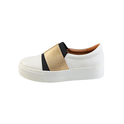 Les oisifs blancs garnissent en cuir augmenter des chaussures avec l'empeigne molle de cuir de vache