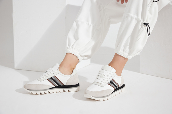 Les loisirs des femmes en cuir molles chaussent le glissement blanc plat de 3mm sur les chaussures sportives