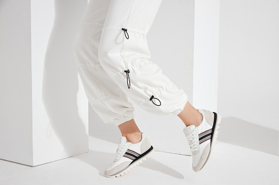Les loisirs des femmes en cuir molles chaussent le glissement blanc plat de 3mm sur les chaussures sportives