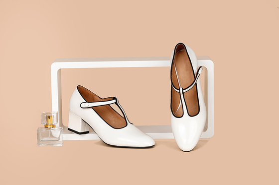 Le cuir blanc noir pompe le talon d'ABS de Poited Toe Closed Toe With 2cm des chaussures des femmes