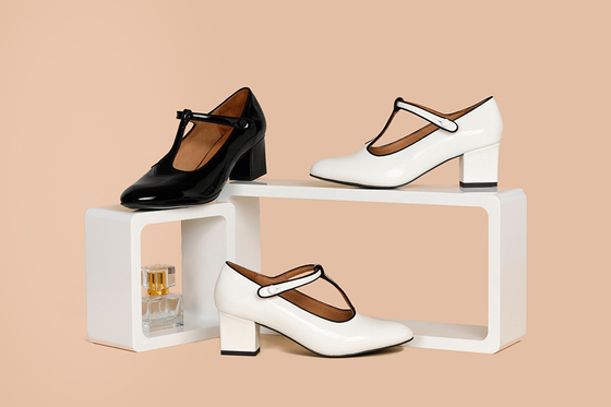 Le cuir blanc noir pompe le talon d'ABS de Poited Toe Closed Toe With 2cm des chaussures des femmes