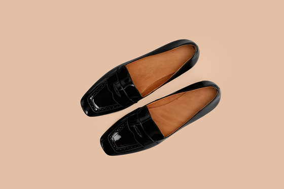 les basses femmes de talon de 2cm pompe les chaussures de cuir verni molles confortables de chaussures