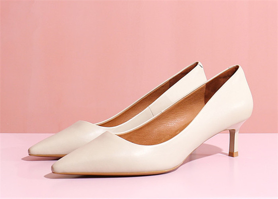 Le cuir véritable de vache molle blanche pompe de basses chaussures élégantes de talon de 2cm pour des dames