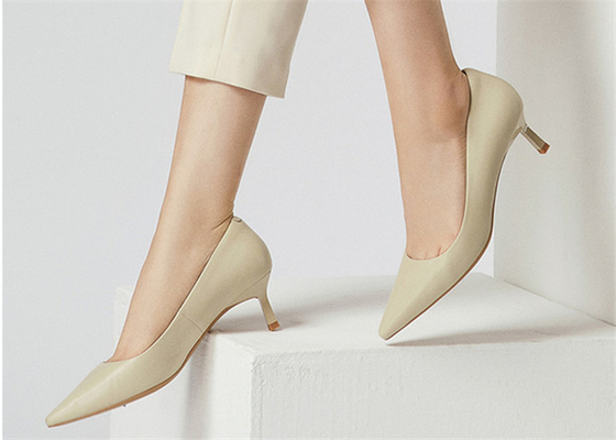 Le cuir véritable de vache molle blanche pompe de basses chaussures élégantes de talon de 2cm pour des dames