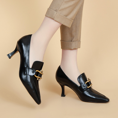 Chaussures confortables de l'oisif de femmes noires/blanches, GV mou de chaussures de cuir de vache