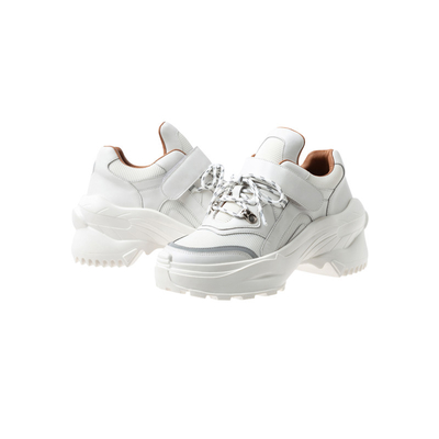 Les chaussures blanches du papa des femmes glissent non les chaussures de sport sportives