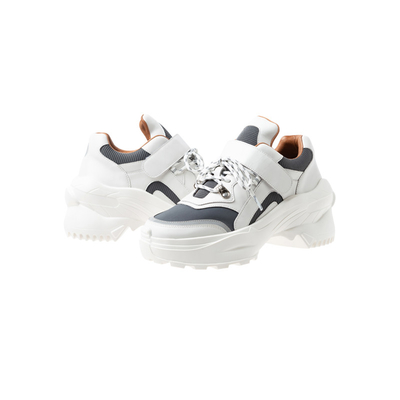 Les chaussures blanches du papa des femmes glissent non les chaussures de sport sportives